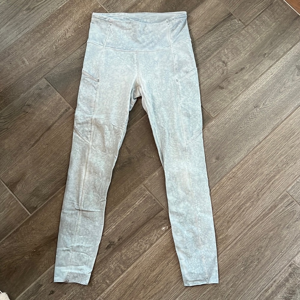 EUC Lululemon fast & free high-rise size 6 color - City Grit White Blue Fog- 25”